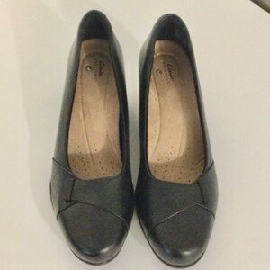Clarks US 11 Black Low Healed Pumps